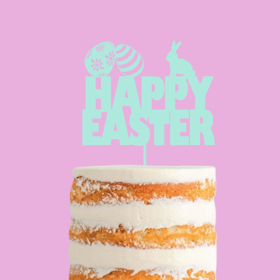 Bolo nu com topper de Páscoa azul claro e fundo rosa