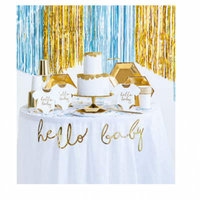Mesa de festa decorada com bolo, toalha branca e elementos dourados e azuis, com texto 'hello baby'.