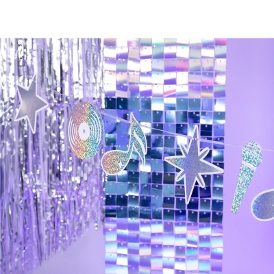 Guirlanda holográfica com formas de estrela, disco, nota musical e microfone