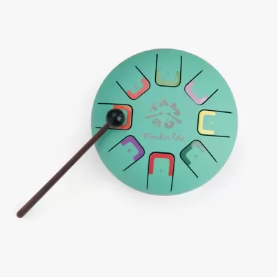 Tambor de aço verde pastel com seções coloridas numeradas e baqueta preta