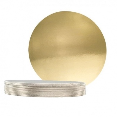 Pratos redondos dourados com bordas brancas empilhados