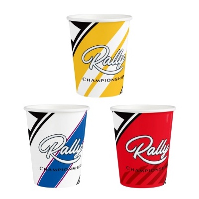 Três copos de papel com design Rally Championship em amarelo, azul e vermelho.