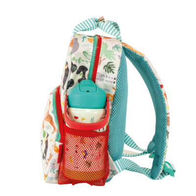 mochila infantil branca com padrão de animais e zíper vermelho, com suporte lateral vermelho contendo garrafa azul e branca