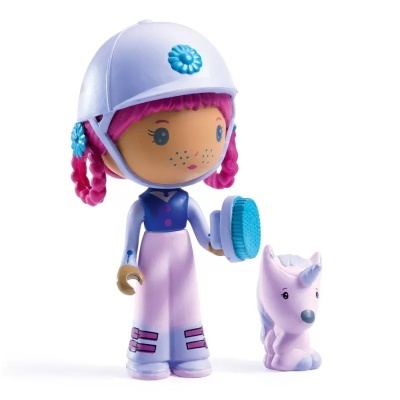 Brinquedo de menina com capacete branco e cão lilás em plástico