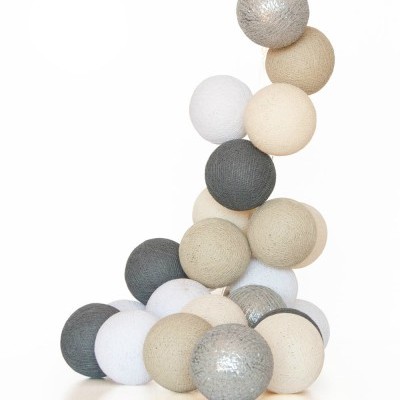 Esferas decorativas em tons neutros com texturas variadas dispostas verticalmente