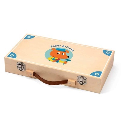 Caixa de madeira clara com personagem de desenho animado e texto 'Super Briscol'