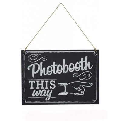 Placa decorativa preta com texto branco Photobooth THIS way e mão a apontar