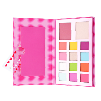 Paleta de sombras colorida num estojo rosa com padrão de corações