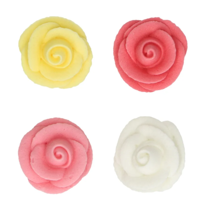 Quatro doces em forma de rosas coloridas em fundo branco.