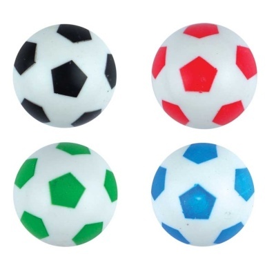 Quatro bolas pequenas com padrão de futebol em quatro cores