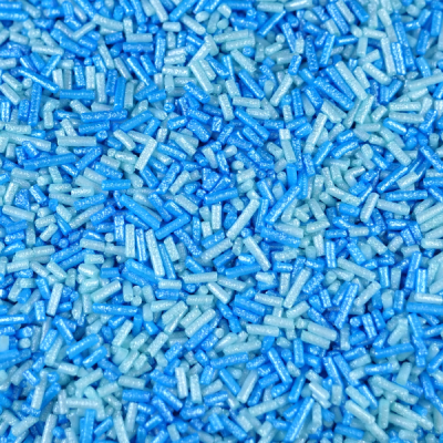 Confeitos granulados azuis e azul claro brilhantes para decoração de bolos