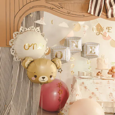 Decoração de festa com balões temáticos e mesa com bolo