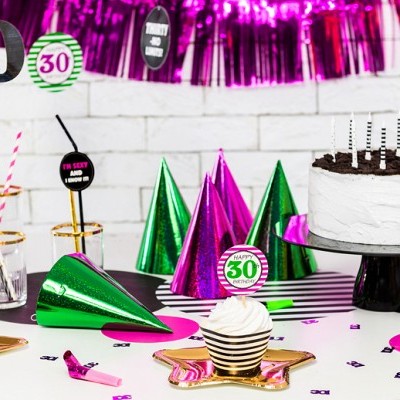 Decoração de festa com chapéus coloridos, copos com canudos e bolo