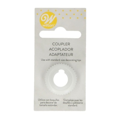 Acoplador Wilton branco em embalagem cinza claro com texto e detalhes amarelos