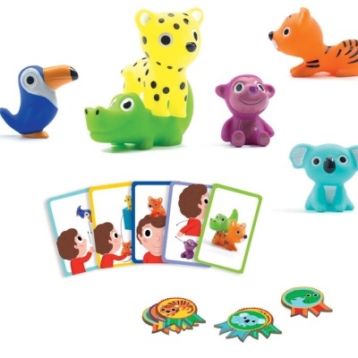 Brinquedos de animais de plástico coloridos com cartas e medalhas para crianças