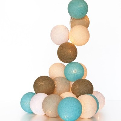 Luzes decorativas em bolas coloridas azul, bege, branco e castanho em formato de pirâmide.