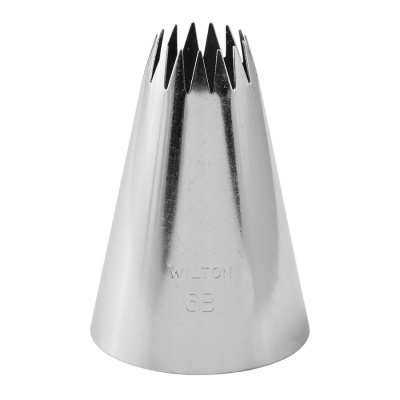 Cone de bico de metal para decoração de bolos prateado com rebordos em forma de estrela.