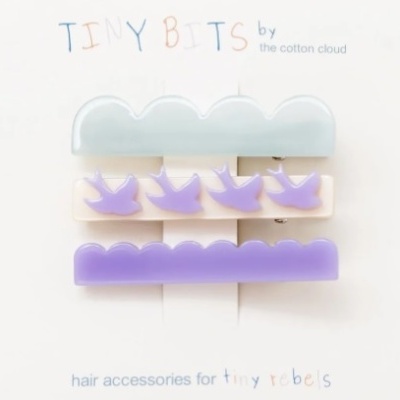 Três presilhas para cabelo coloridas em embalagem branca da marca 'the cotton cloud'