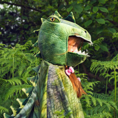 Fantasia infantil de dinossauro verde com textura de escamas