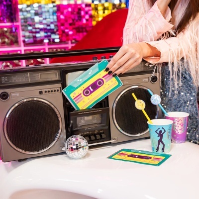 Rádio boombox retro com cassete colorida e decoração festiva