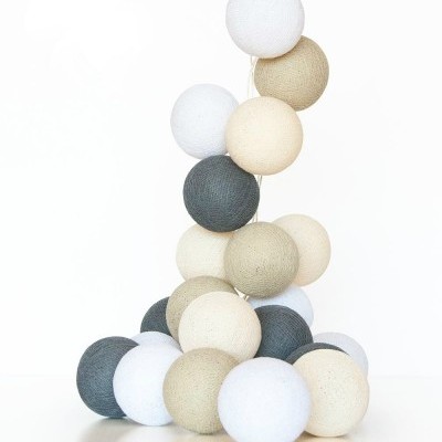 Bolas decorativas coloridas empilhadas