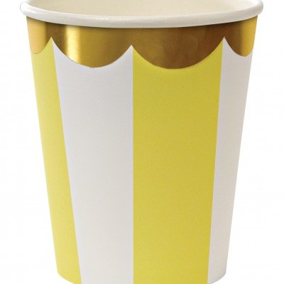 Copo descartável de papel amarelo, branco e dourado com padrão ondulado.