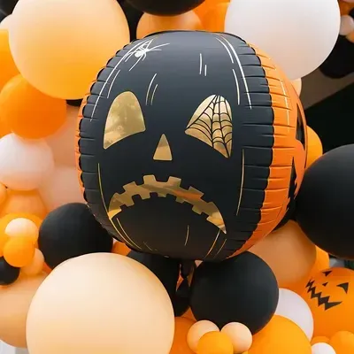 Balão metálico preto laranja com rosto de abóbora entre muitos balões coloridos