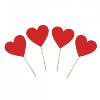 Quatro toppers de coração vermelho em palitos de madeira