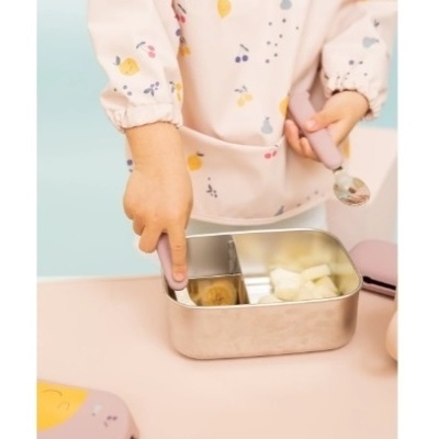 Recipiente de alimentação em aço inoxidável com divisórias e criança com babete usando colheres