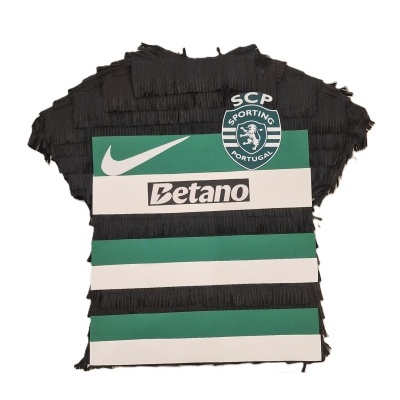 Piñata em forma de camisola do Sporting Portugal com franjas pretas e listras verdes e brancas.