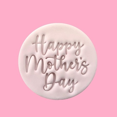Peça redonda rosa claro com texto em relevo 'Happy Mother's Day' num fundo rosa.