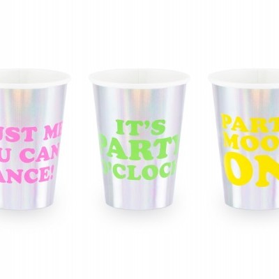 Três copos prateados de festa com textos coloridos em rosa, verde e amarelo