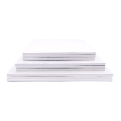 Placas retangulares brancas empilhadas em três tamanhos diferentes