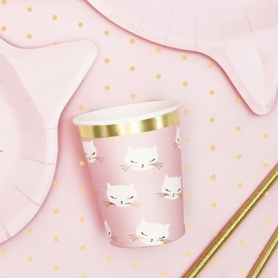 Artigos de festa rosa com gatos brancos e detalhes dourados