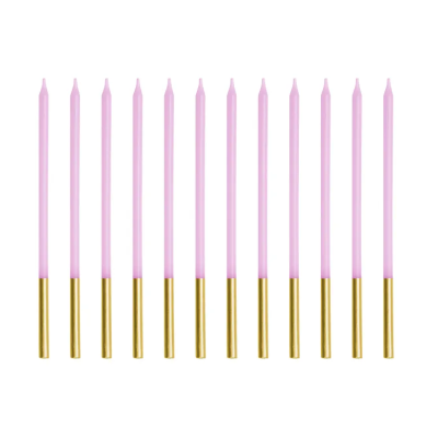 12 velas finas cor-de-rosa com suporte dourado alinhadas sobre fundo branco