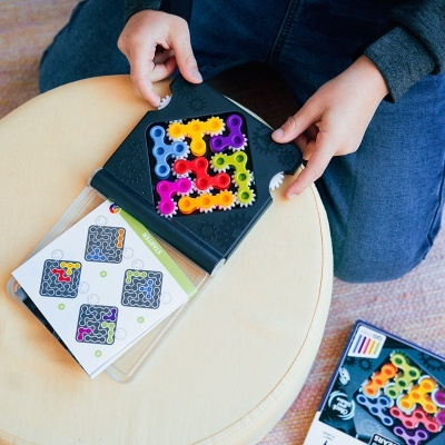 Jogo de puzzle infantil colorido com manual STARTER sobre mesa redonda
