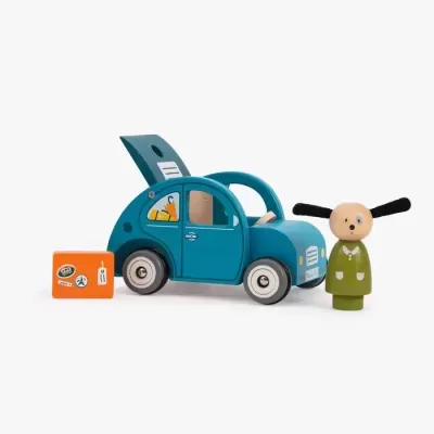 Brinquedo de madeira azul em forma de carro com mala laranja e figura humana com cabelo preto e roupa verde