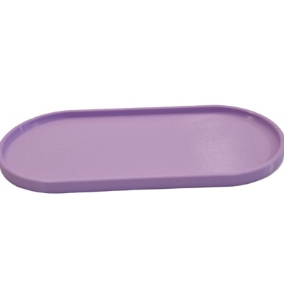 Tabuleiro lilás retangular de plástico com borda ligeiramente elevada