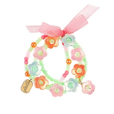 Pulseira dupla com contas coloridas e flores em tons pastel e fita rosa.