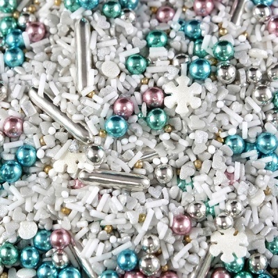 Confeitos variados coloridos para bolos sobre fundo branco