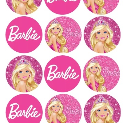 Padrão repetido com logotipo Barbie e imagem da boneca Barbie loira com coroa e vestido rosa.