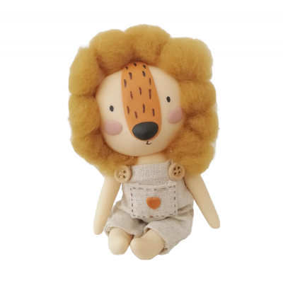 Boneco de peluche de leão com roupa bege sentado