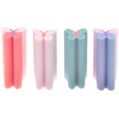 Velas em forma de borboleta em várias cores.