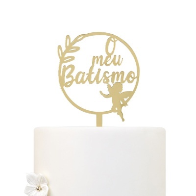 Topo de bolo dourado com texto e anjo num bolo branco com flor