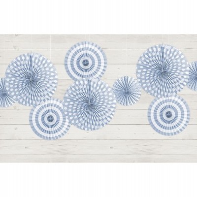 decorações penduradas azuis e brancas contra parede de madeira branca