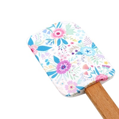 Espátula de cozinha com padrão floral colorido.