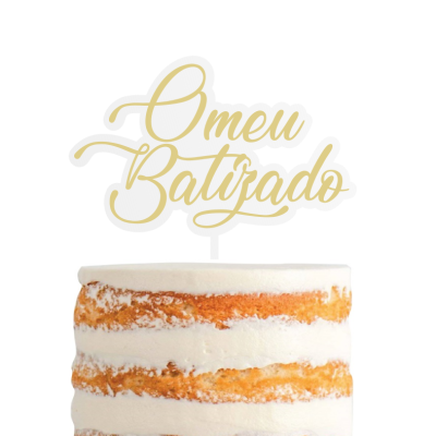 Bolo de camadas com cobertura creme e topper dourado a dizer O meu Batizado