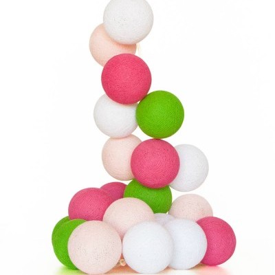 Bolas decorativas de tecido em branco, rosa, e verde empilhadas