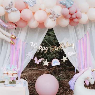 Decoração de festa com balões, unicórnios infláveis e mensagem Happy Birthday