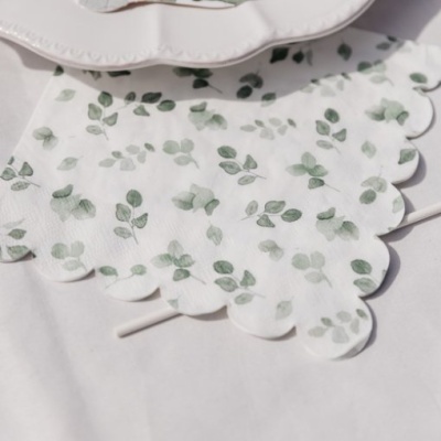 Guardanapo branco com padrão verde de folhas e bordas onduladas